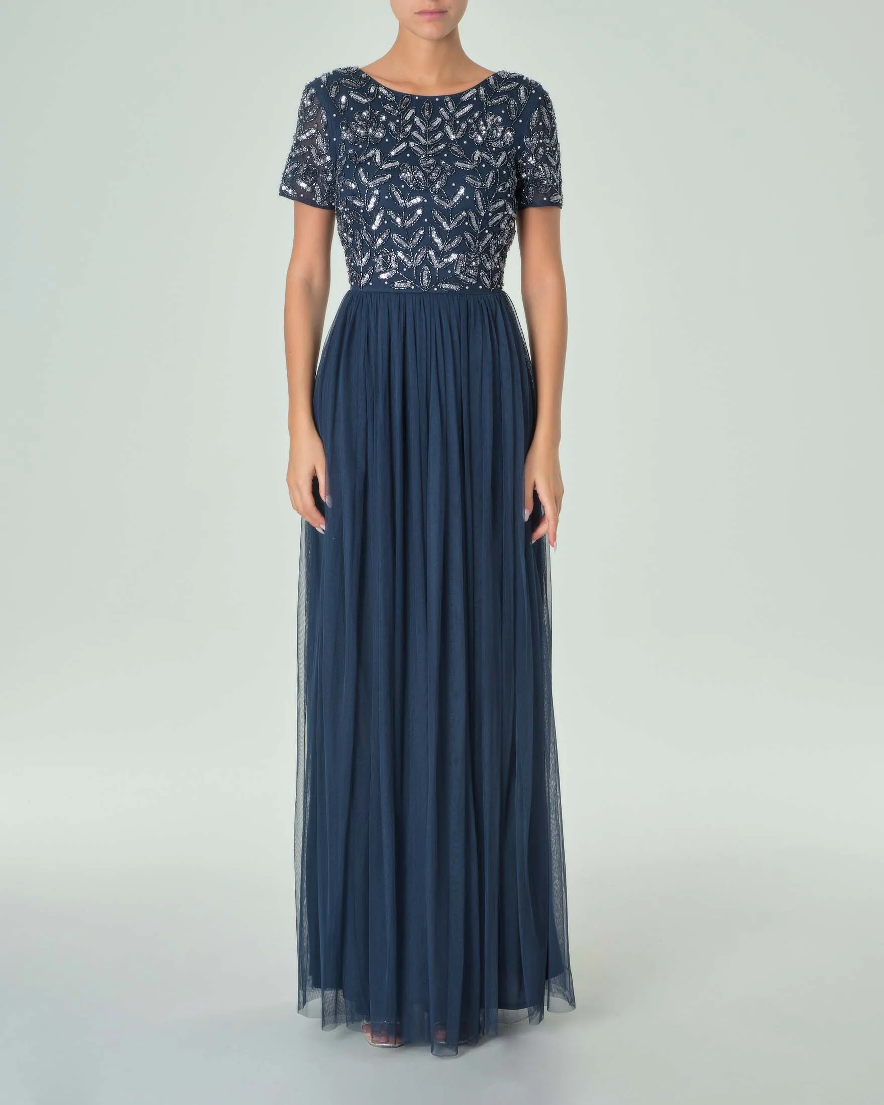 Abito lungo blu navy in tulle con corpetto a maniche corte ricamato in paillettes e perline
