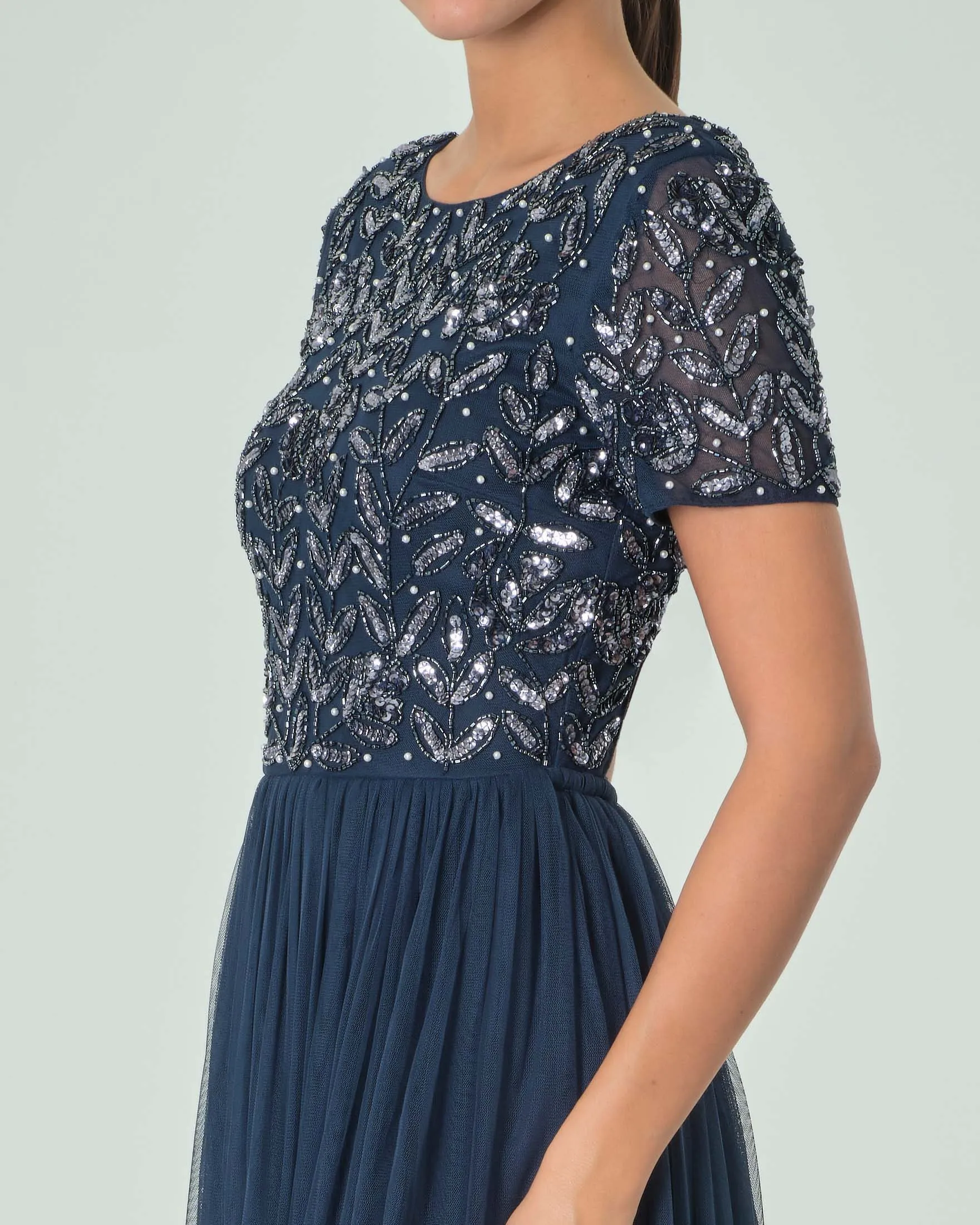 Abito lungo blu navy in tulle con corpetto a maniche corte ricamato in paillettes e perline