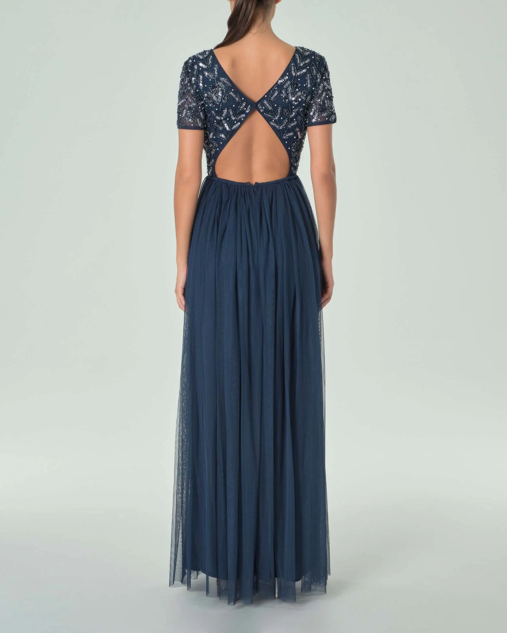 Abito lungo blu navy in tulle con corpetto a maniche corte ricamato in paillettes e perline