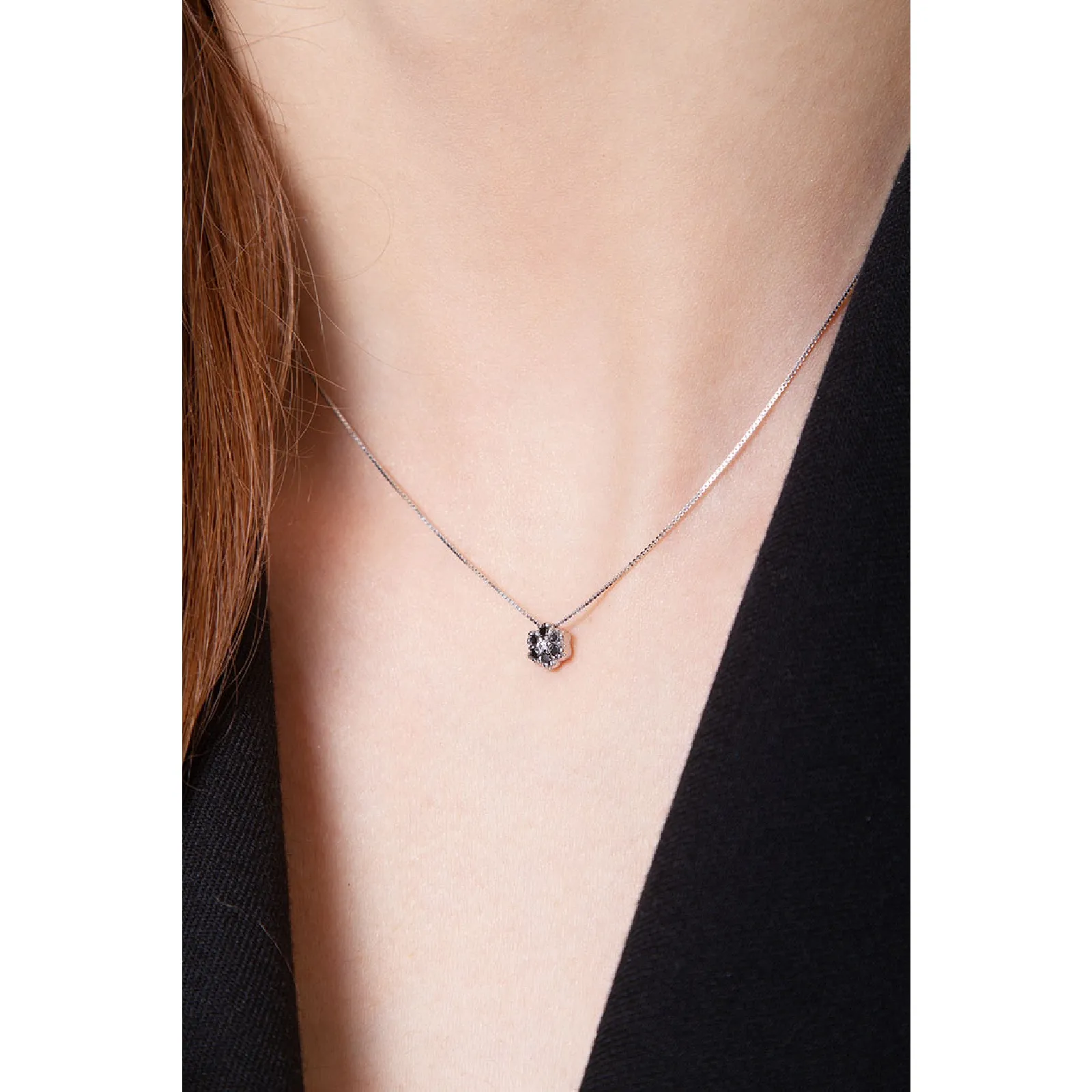 Collana in oro Bianco 18k con fiorellino in diamanti neri e bianchi
