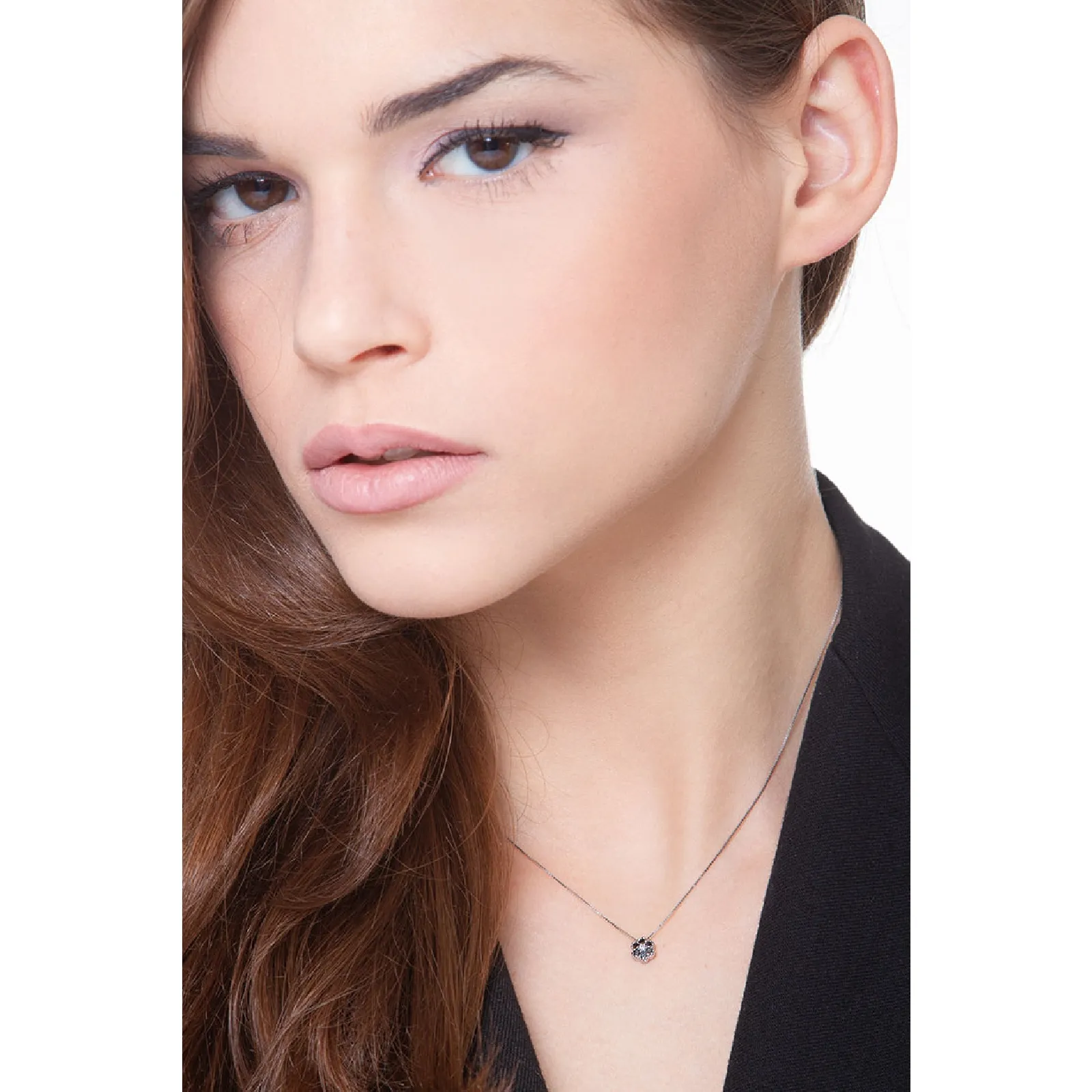 Collana in oro Bianco 18k con fiorellino in diamanti neri e bianchi