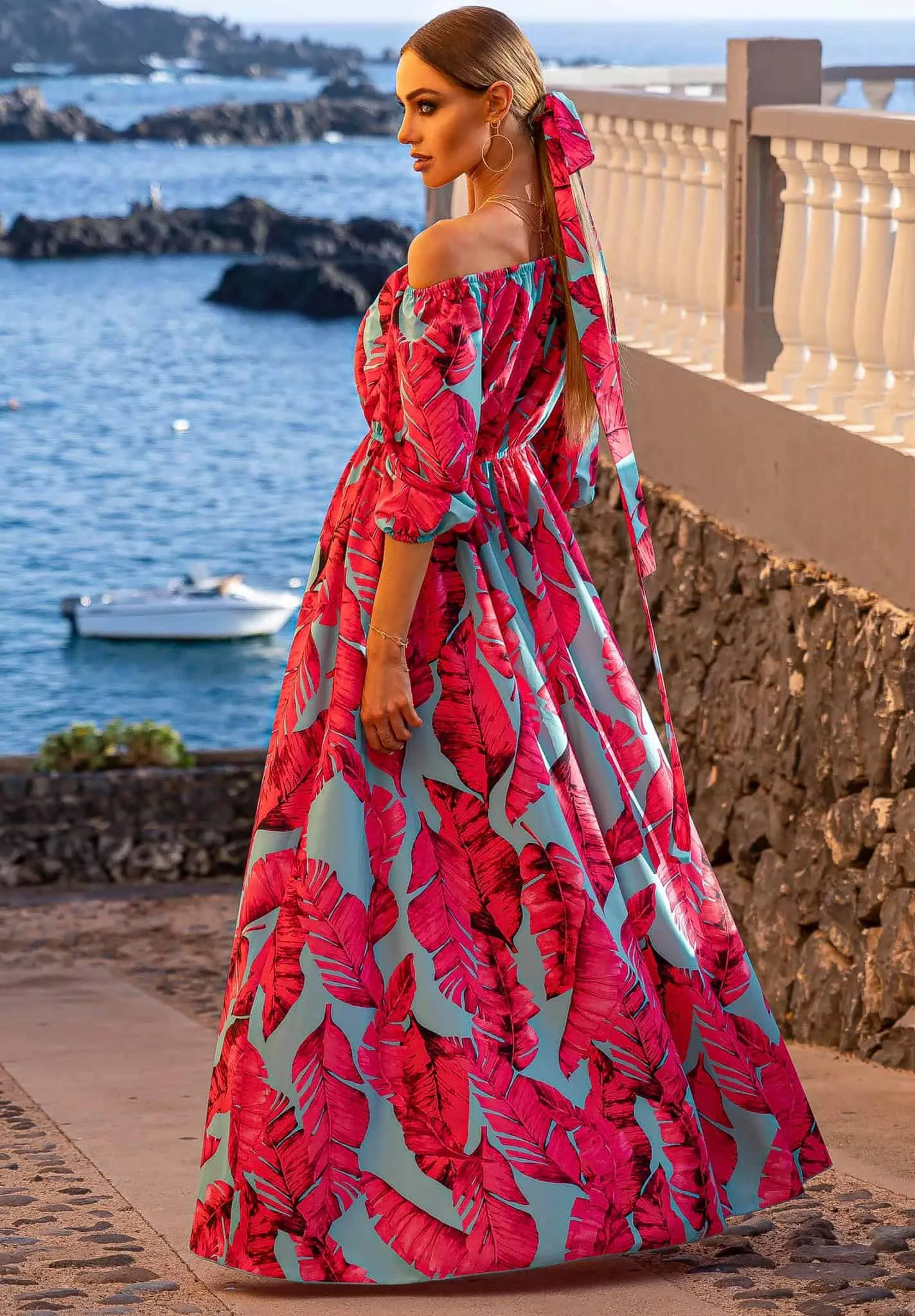 Elegante abito a stampa piume in raso azzurro