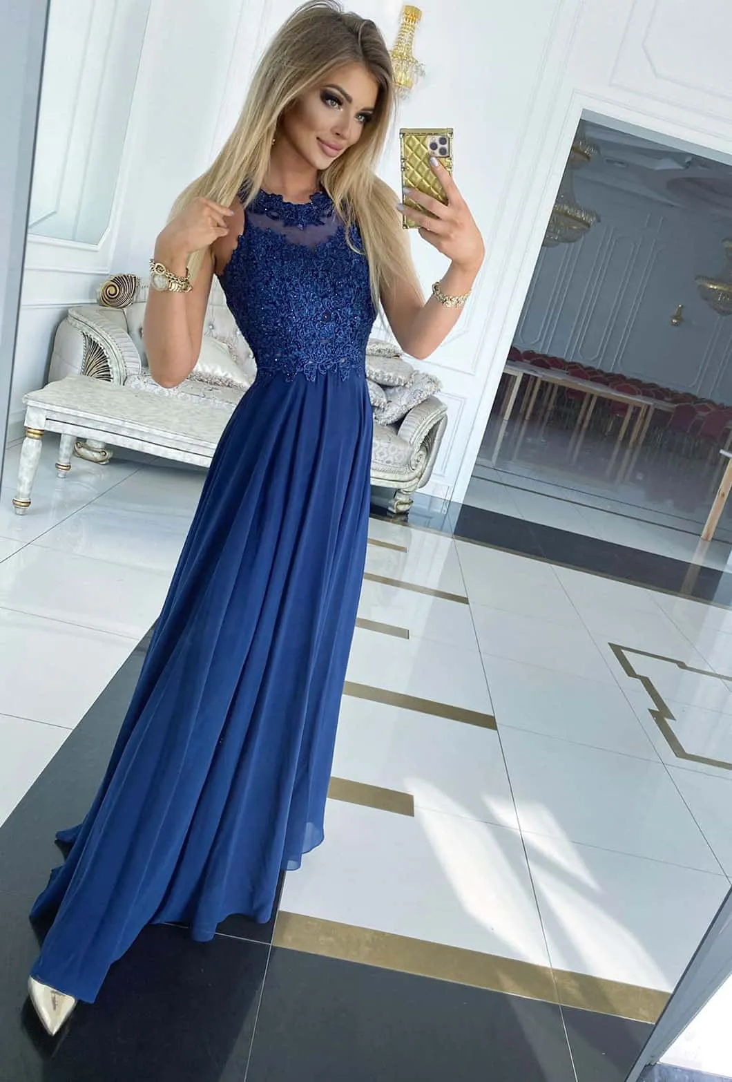 Elegante abito in tessuto velato di colore blu scuro