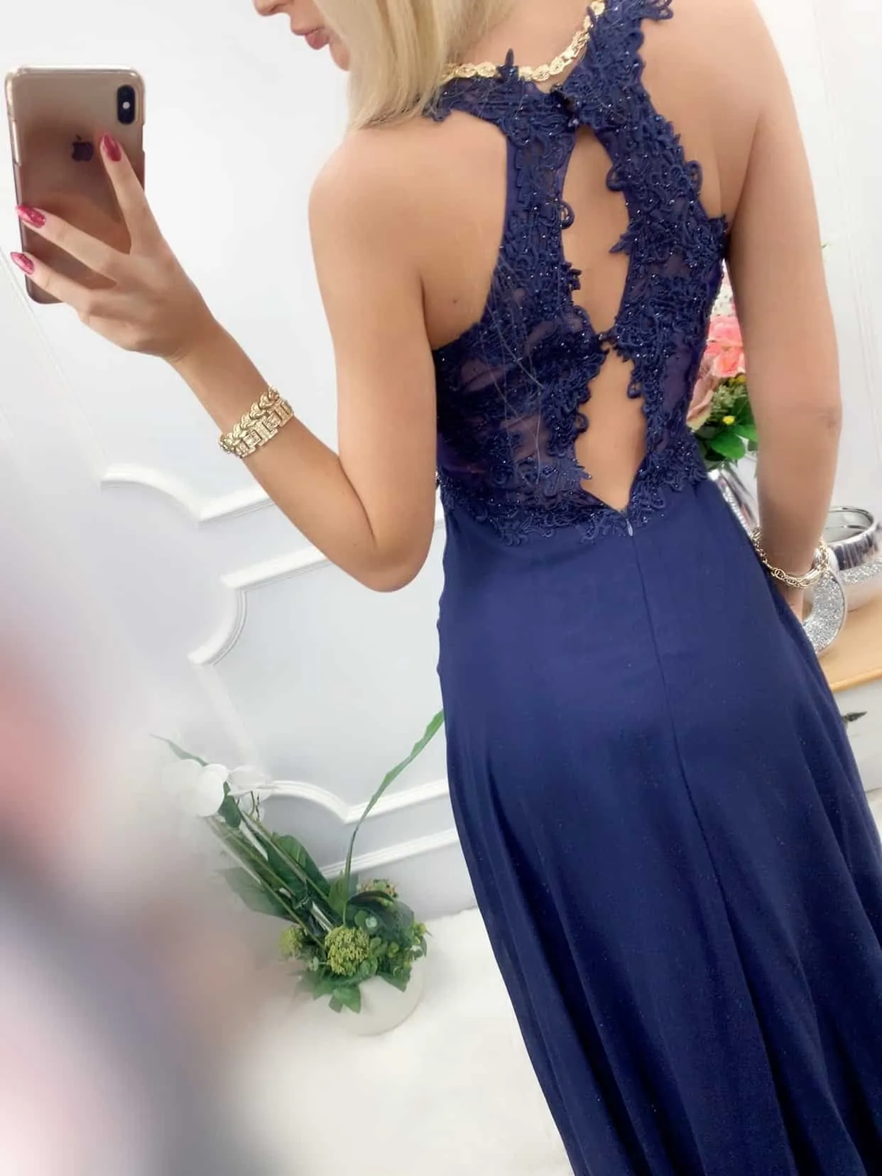 Elegante abito in tessuto velato di colore blu scuro