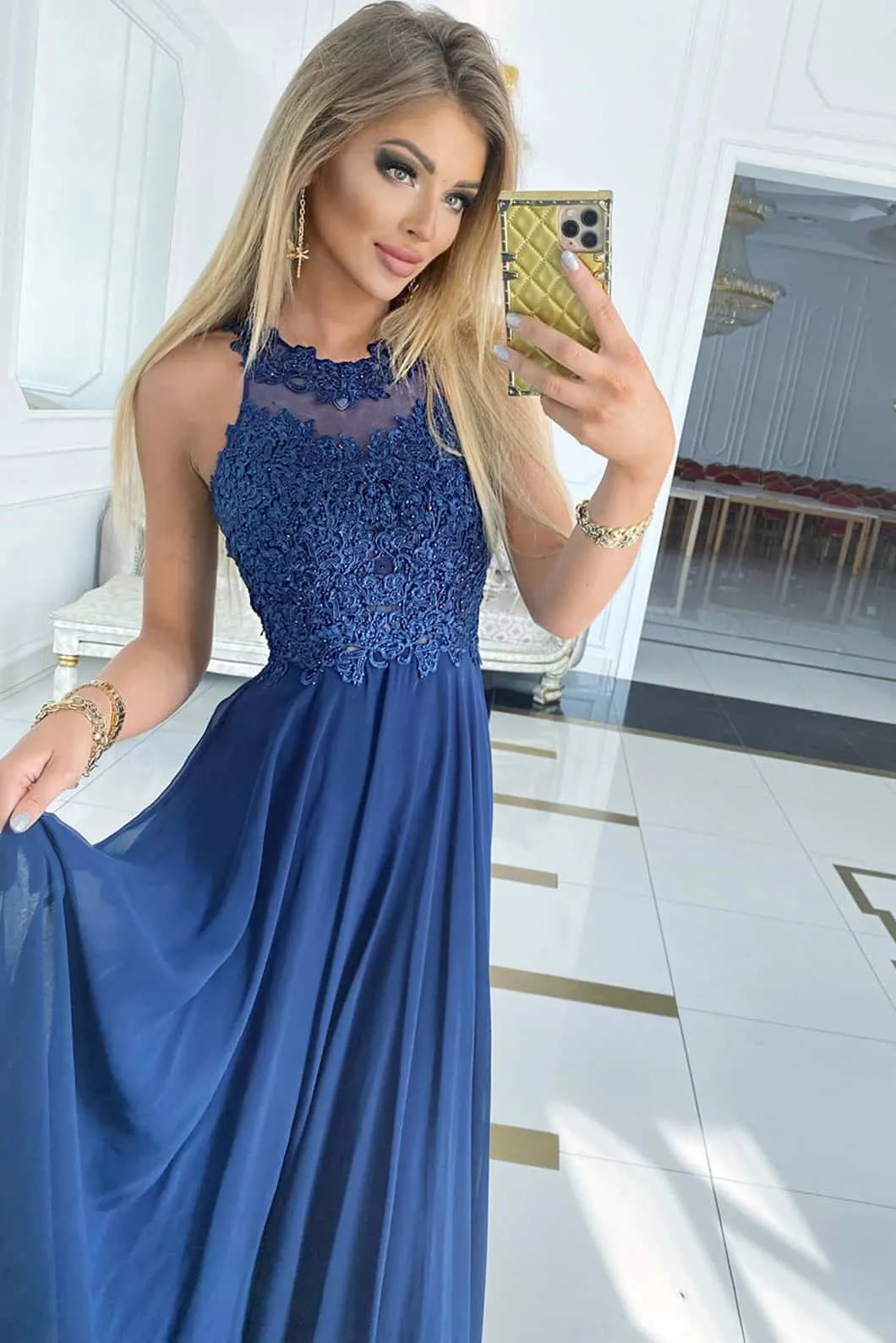Elegante abito in tessuto velato di colore blu scuro