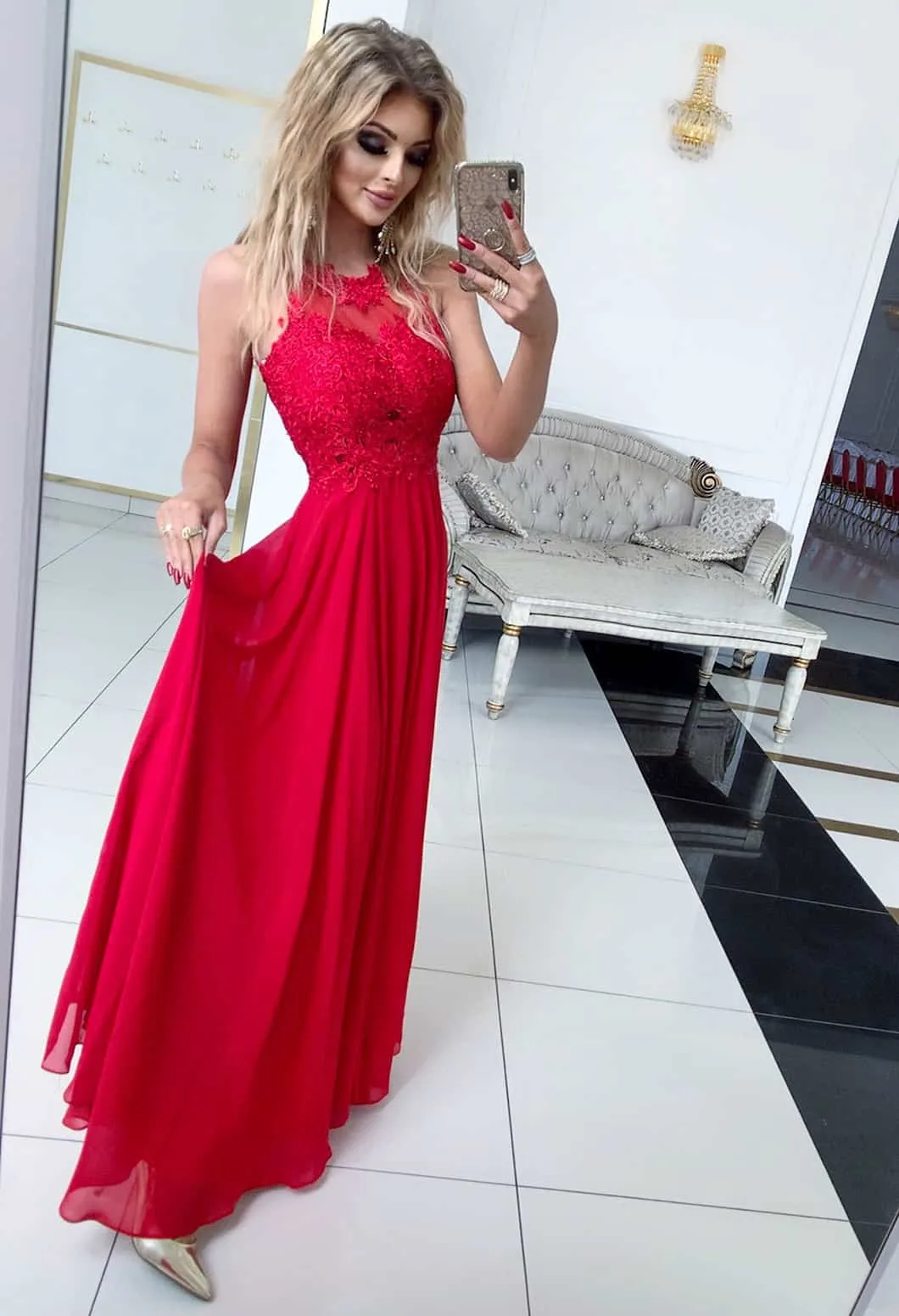 Elegante abito in tessuto velato di colore rosso