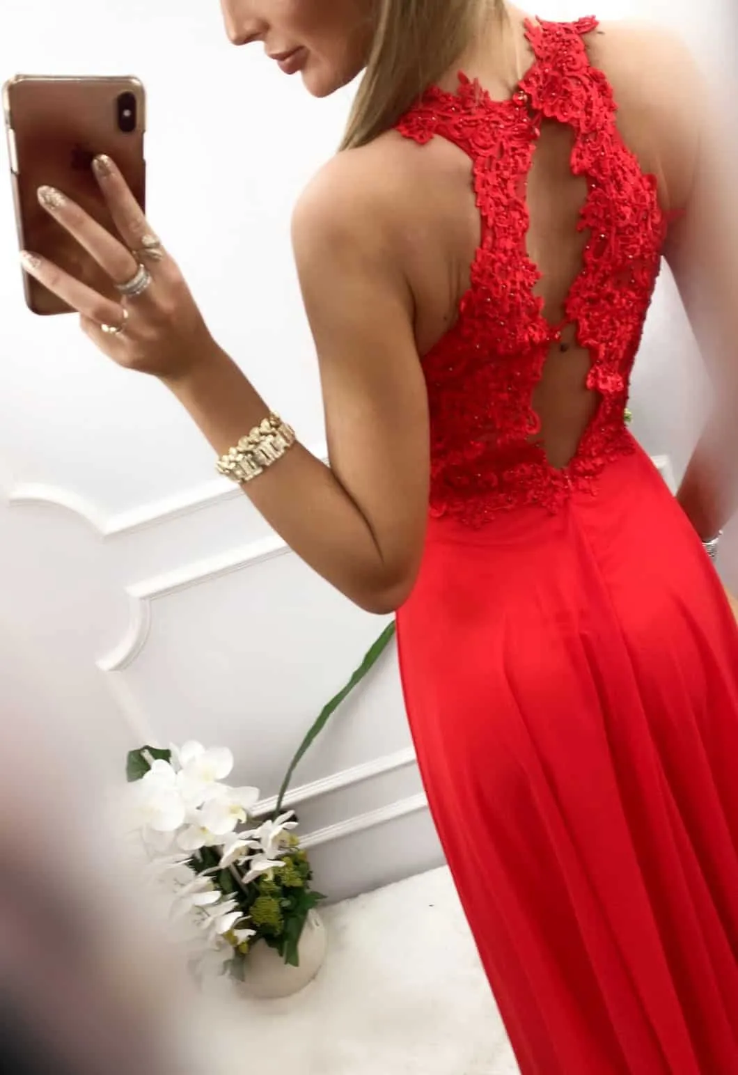 Elegante abito in tessuto velato di colore rosso