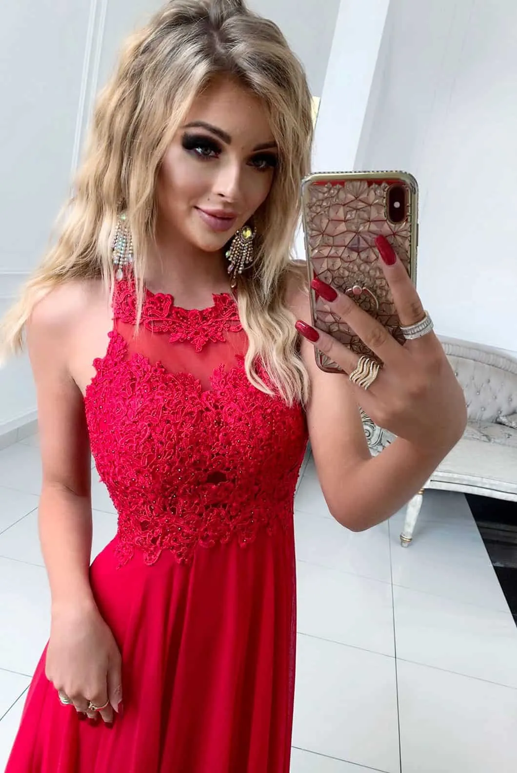 Elegante abito in tessuto velato di colore rosso