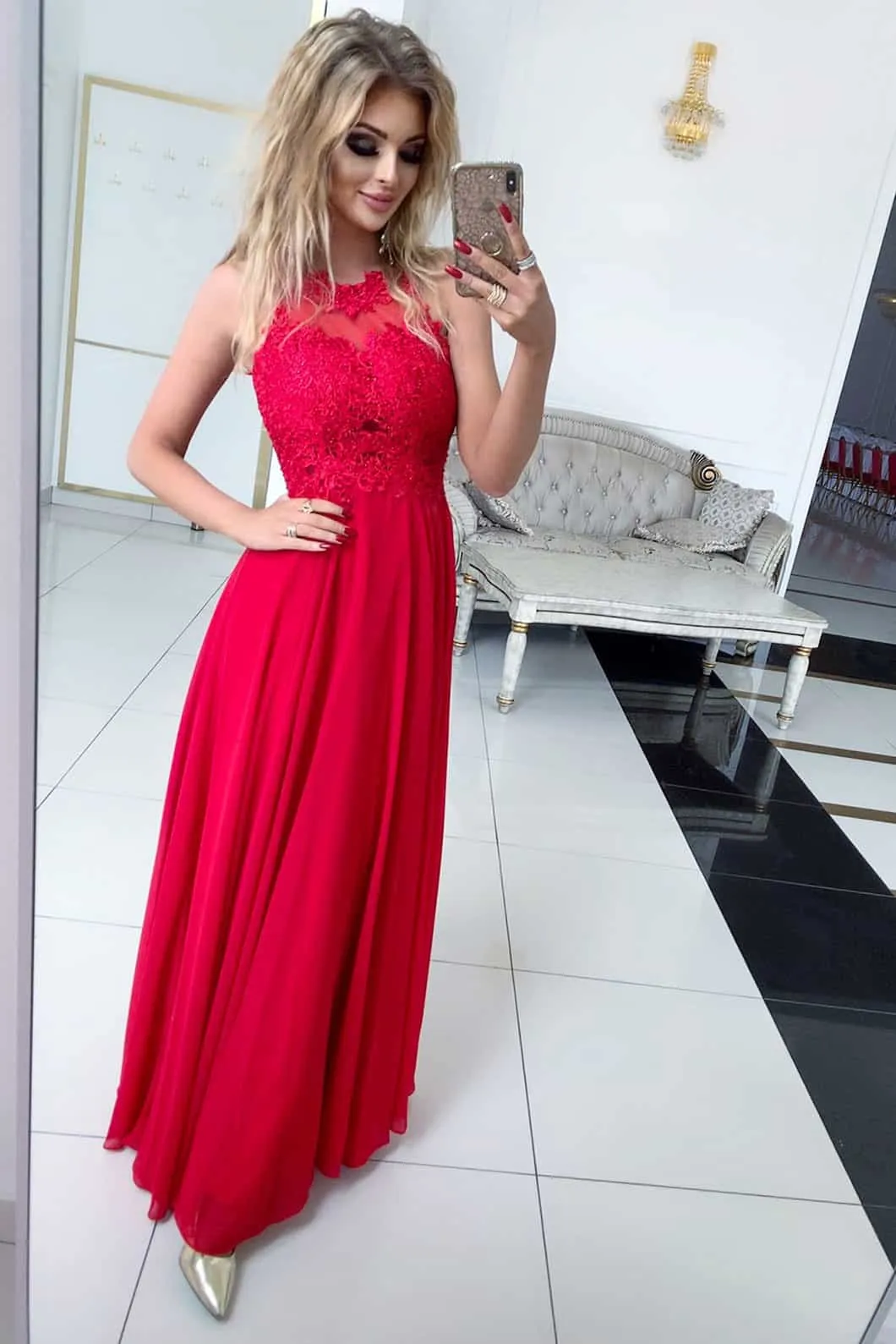 Elegante abito in tessuto velato di colore rosso