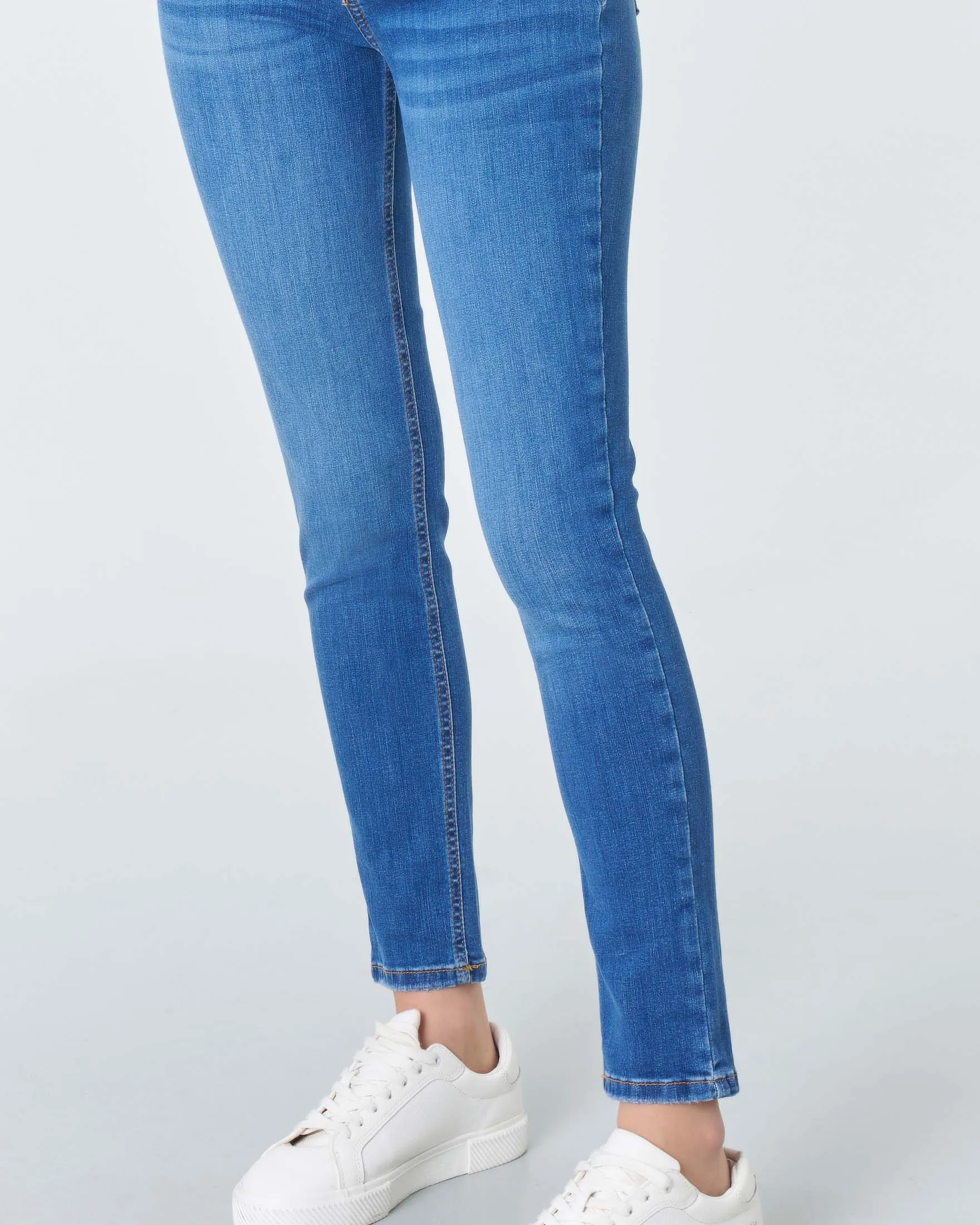 Jeans skinny-fit a vita bassa in cotone lavaggio medio con baffature