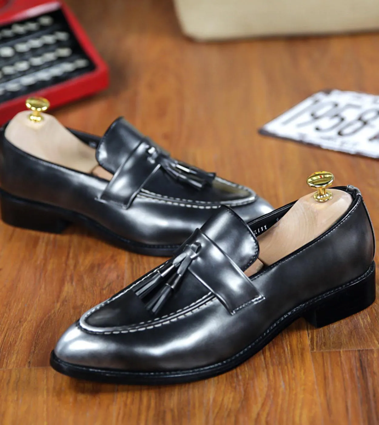 Nuove scarpe da uomo primaverili e autunnali Pelle luminosa Scarpe comode da uomo Oxford Scarpe brogue di lusso Scarpe da mocass