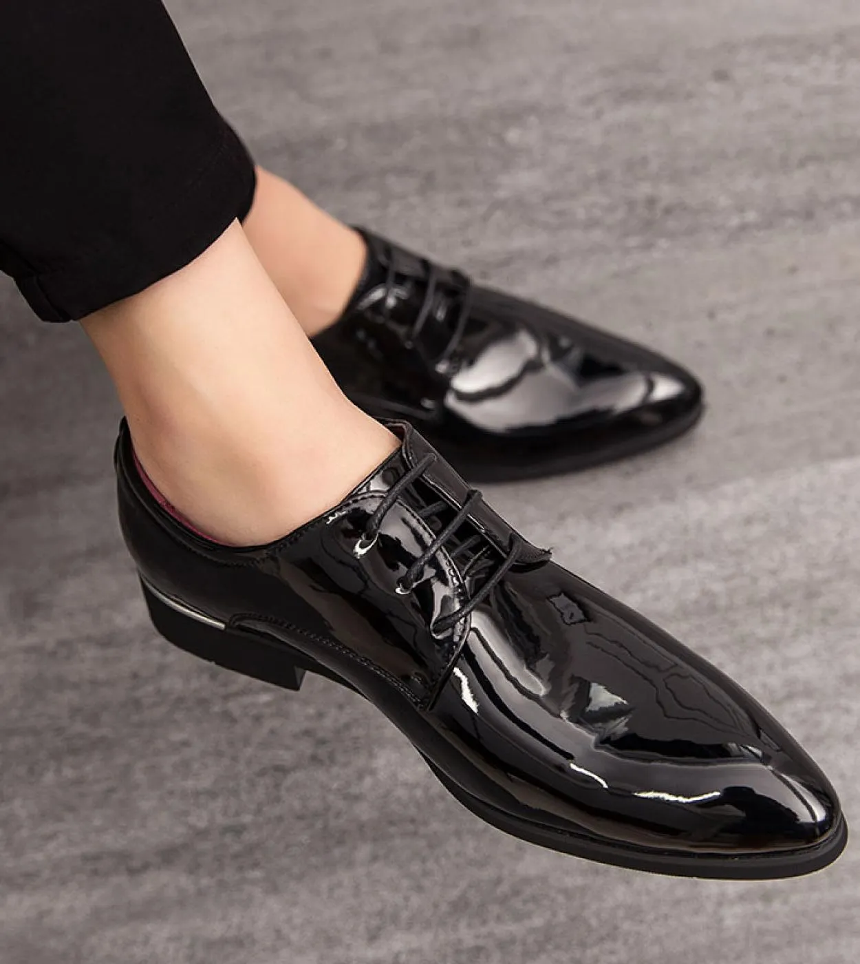 Nuove scarpe in pelle primaverili Mocassini da uomo Scarpe oxford comode da uomo Scarpe brogue di lusso a punta Scarpe da lavoro