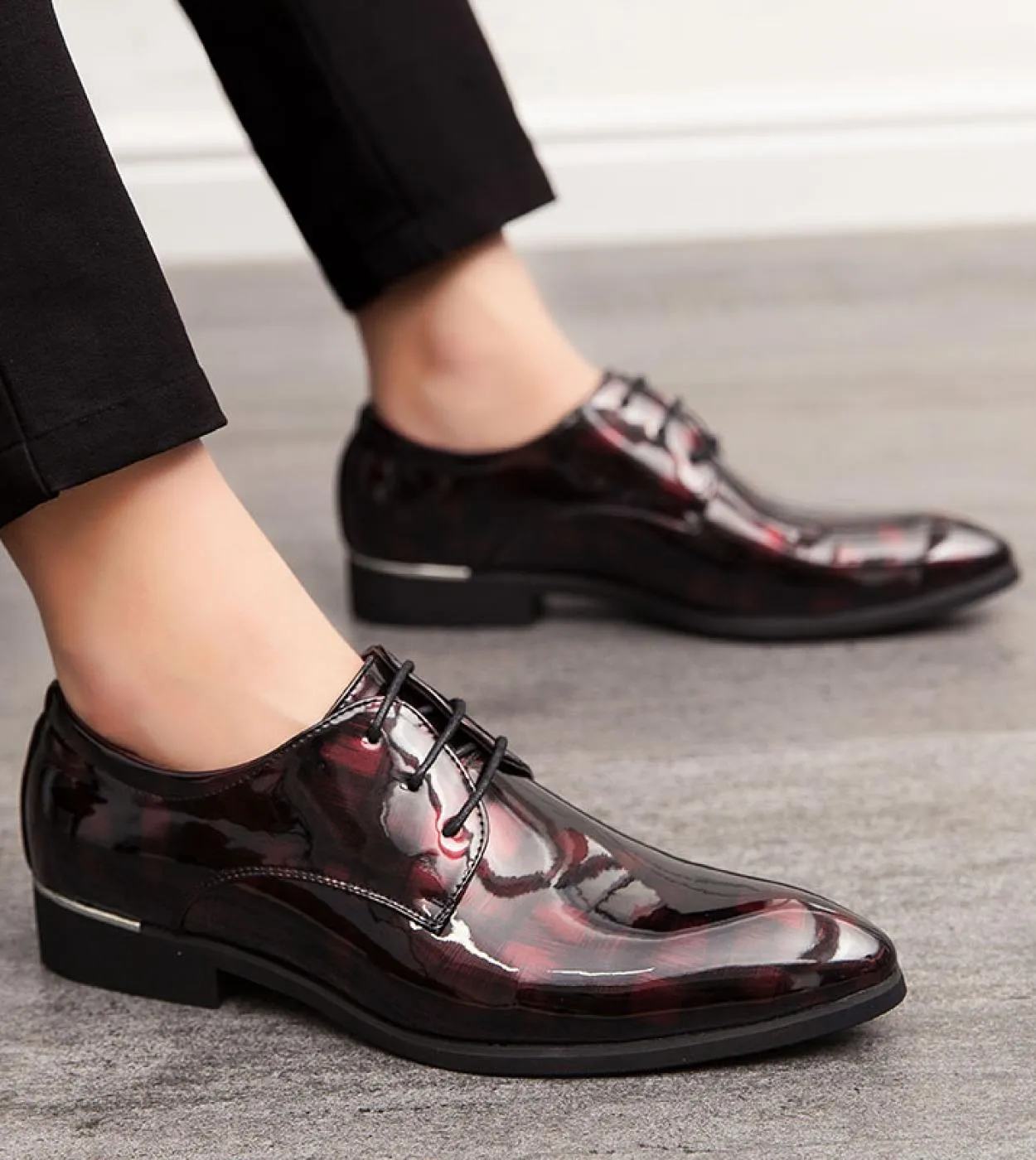 Nuove scarpe in pelle primaverili Mocassini da uomo Scarpe oxford comode da uomo Scarpe brogue di lusso a punta Scarpe da lavoro