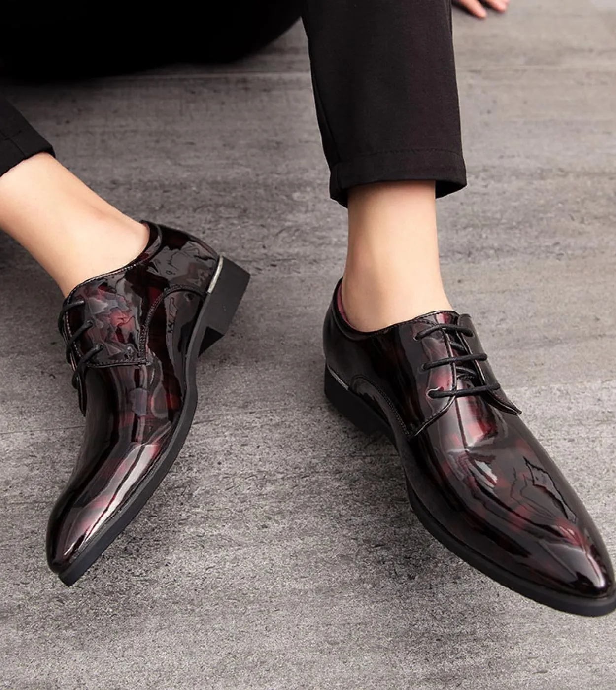 Nuove scarpe in pelle primaverili Mocassini da uomo Scarpe oxford comode da uomo Scarpe brogue di lusso a punta Scarpe da lavoro