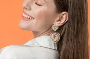 Orecchini eleganti con diamanti decorativi, rossi
