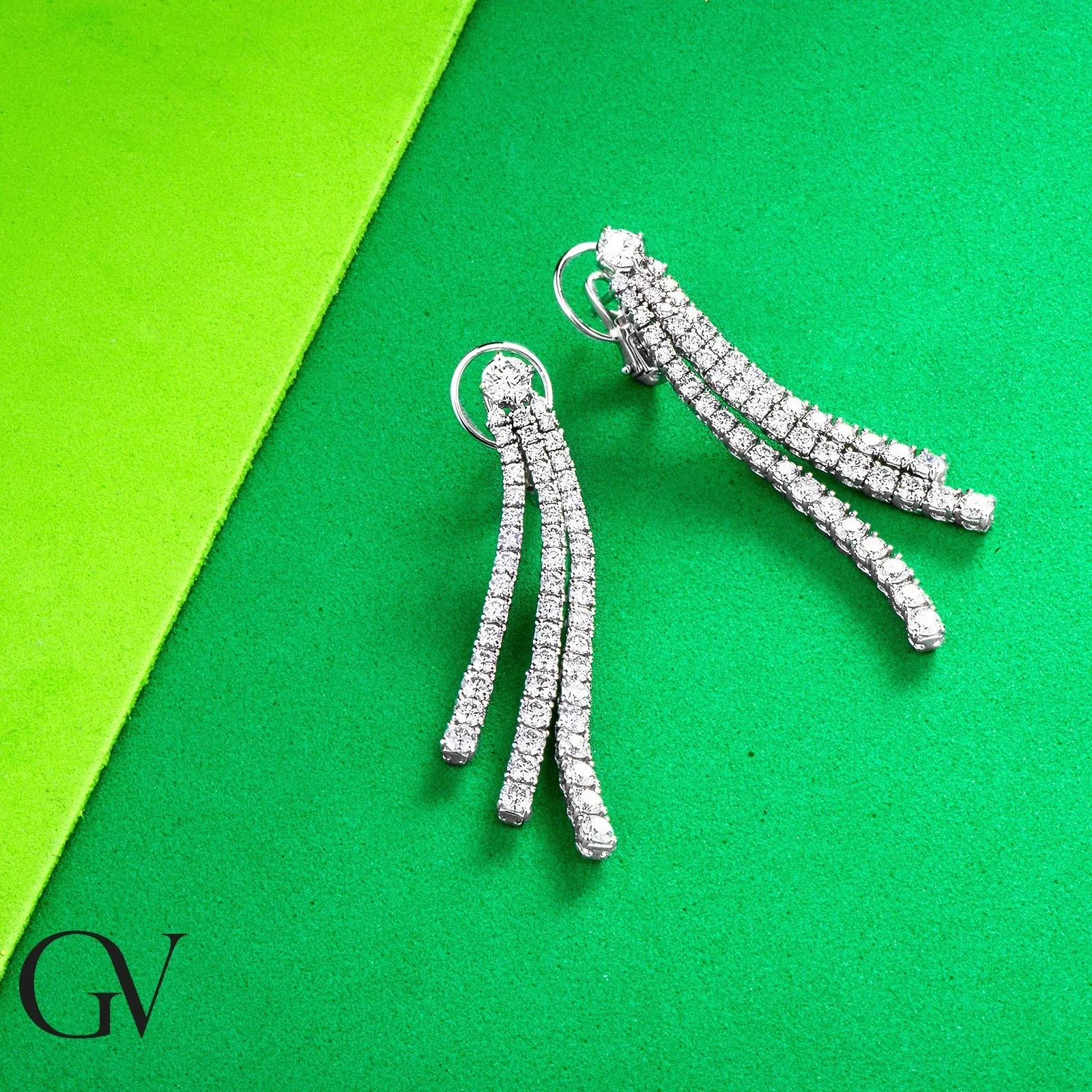 Orecchini tennis a scalare in oro bianco 18k a tre file in oro bianco e diamanti