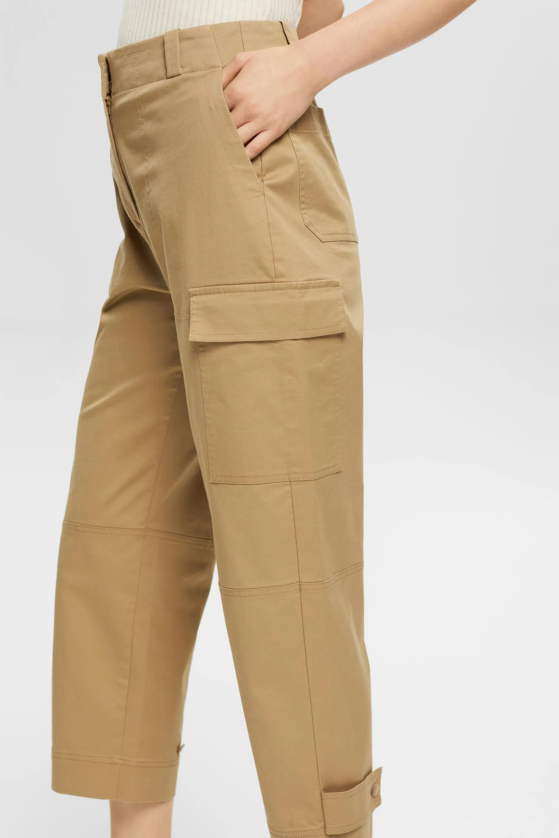 Pantaloni cropped stile cargo