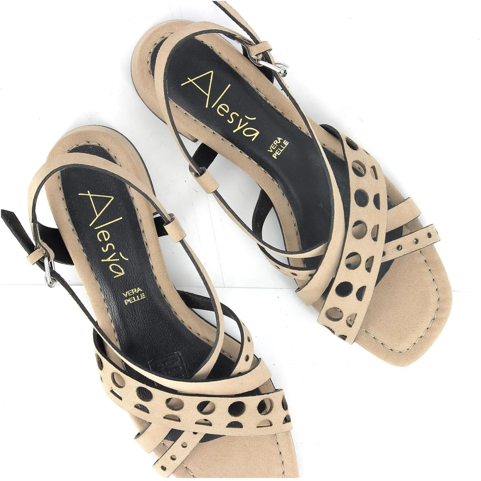 Sandali beige con tacco basso