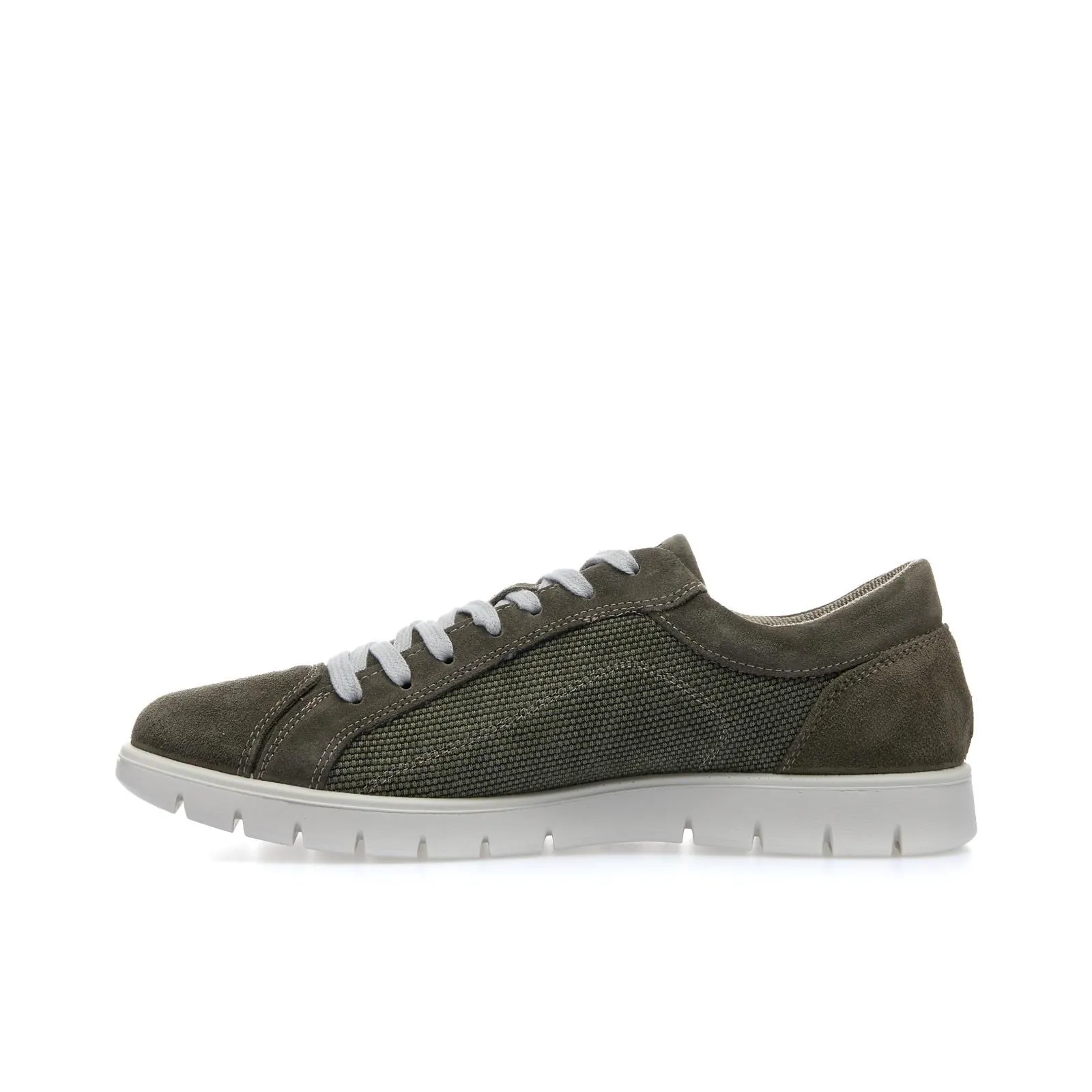Sneakers verdi con suola a contrasto
