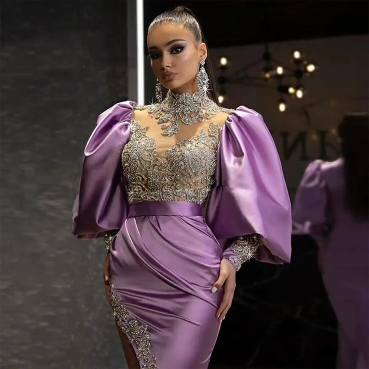 Splendido abito da sera arabo con cristalli, maniche a sbuffo, collo alto, perline, sirena, pieghe, lungo viola, abito da ballo