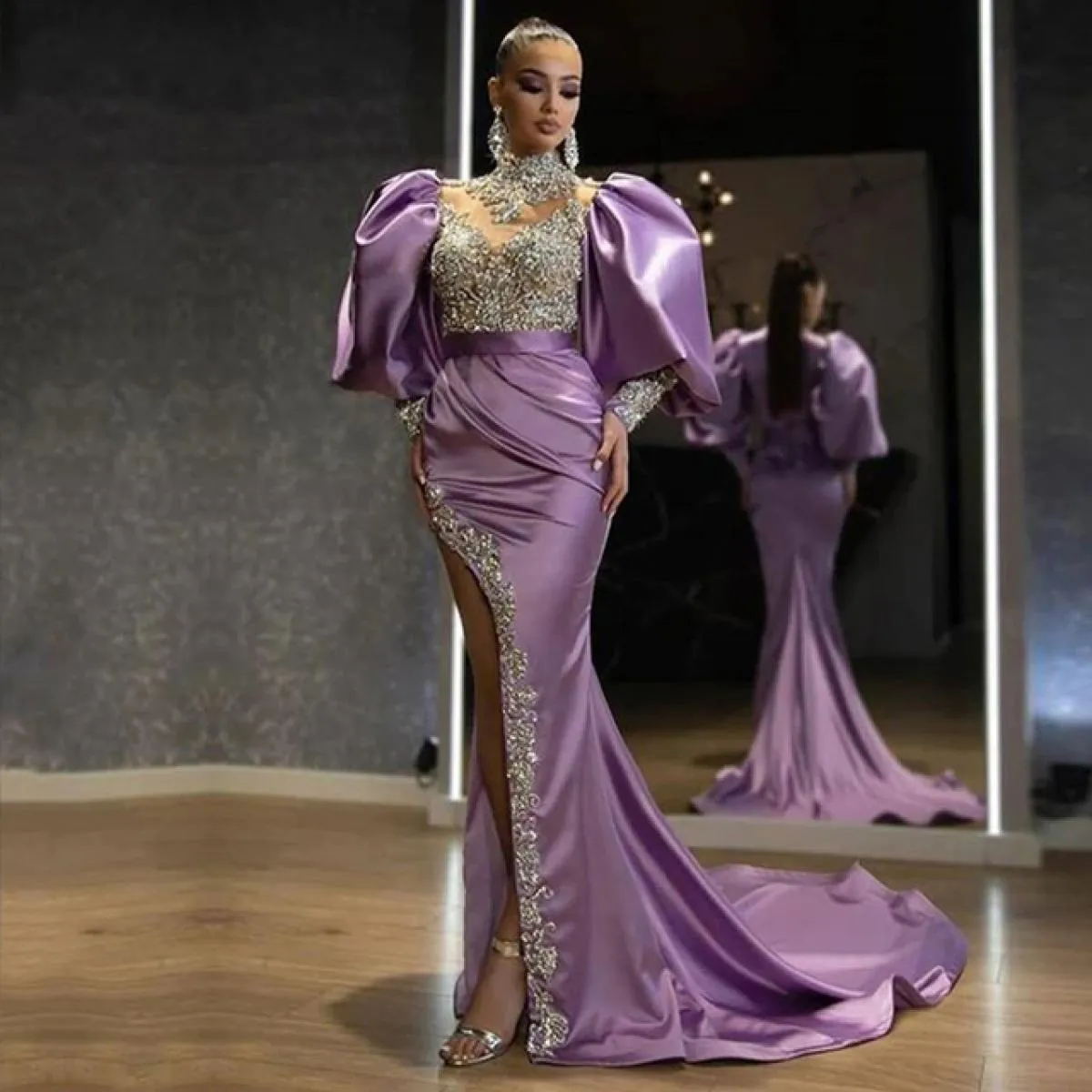 Splendido abito da sera arabo con cristalli, maniche a sbuffo, collo alto, perline, sirena, pieghe, lungo viola, abito da ballo