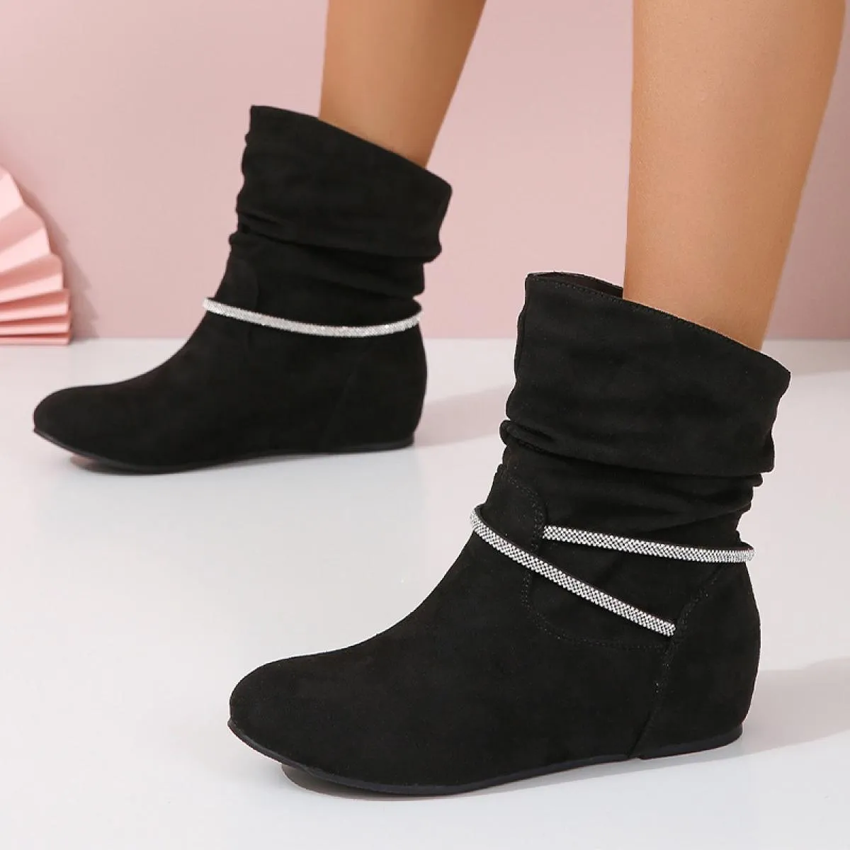 Stivaletti da donna nuovi in ​​pelle scamosciata Scarpe basse 2023 Stivaletti Chelsea a pieghe firmati invernali Scarpe casual M